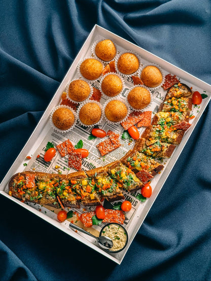 Užkepta Brioche duonelė dėžutėje su mėsos spurgomis
