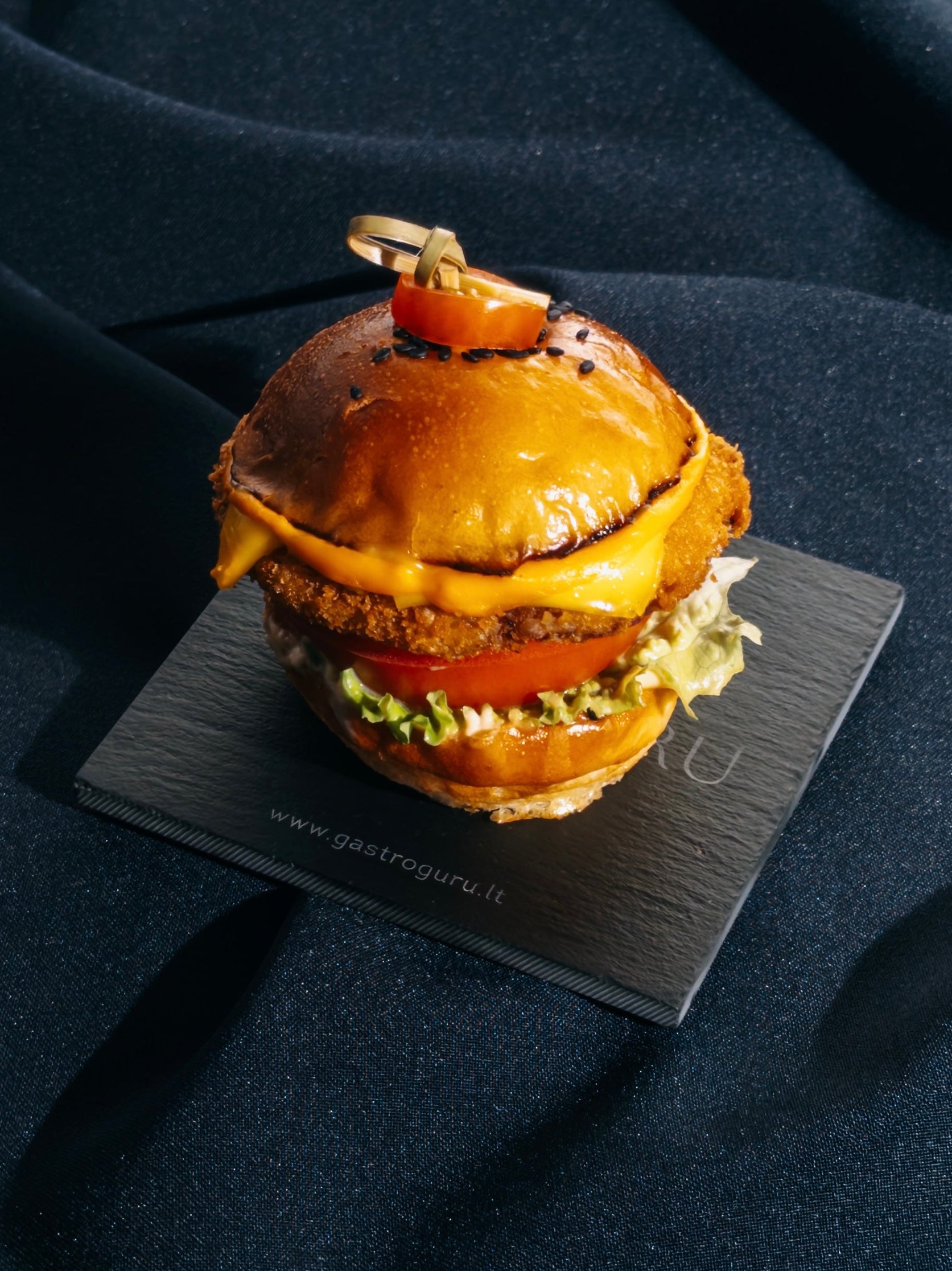 Nuotrauka iš viršaus pinterest stiliaus burgeris, klasikinis mini burgeris