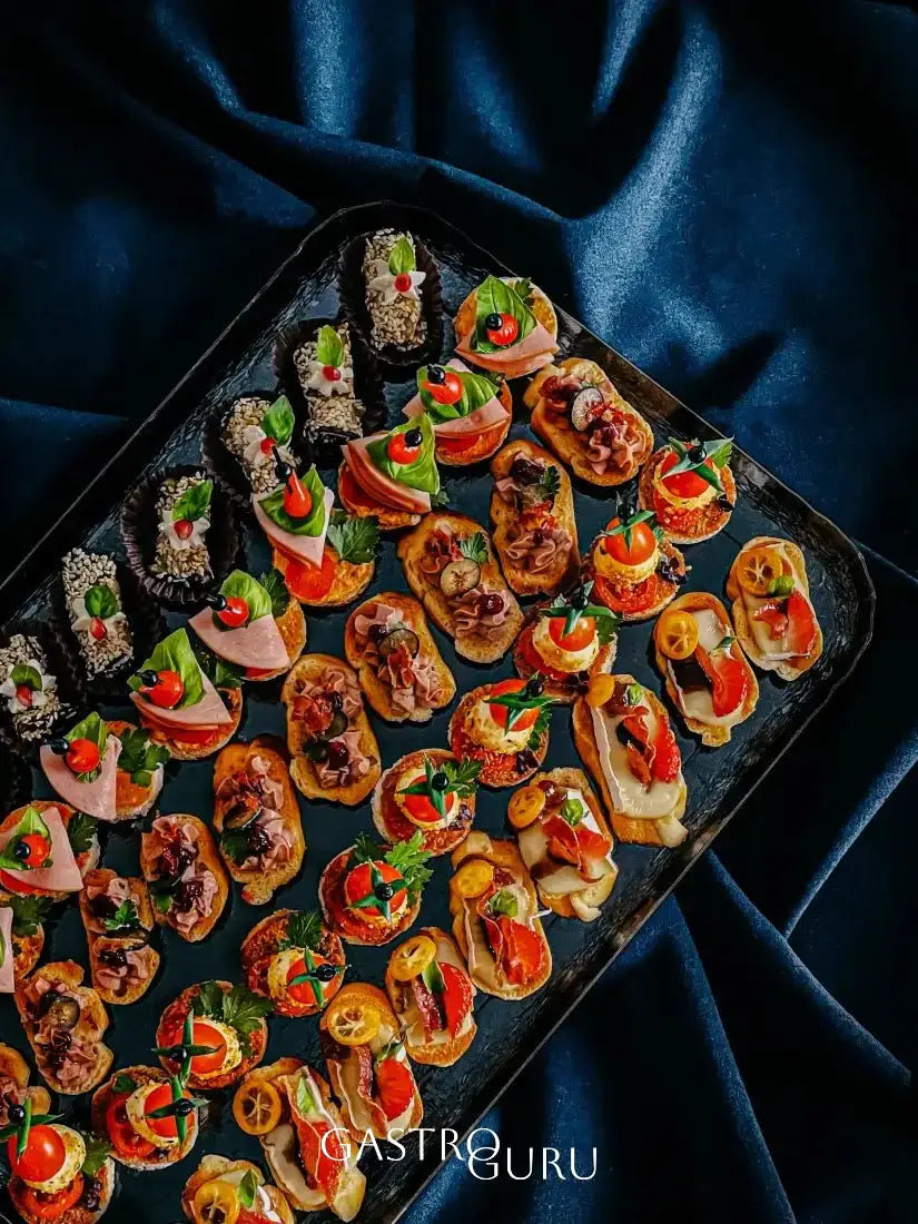 Vieno kąsnio užkandėlių ir sumuštinukų rinkiniai naujojoje vilnioje ant padėklo