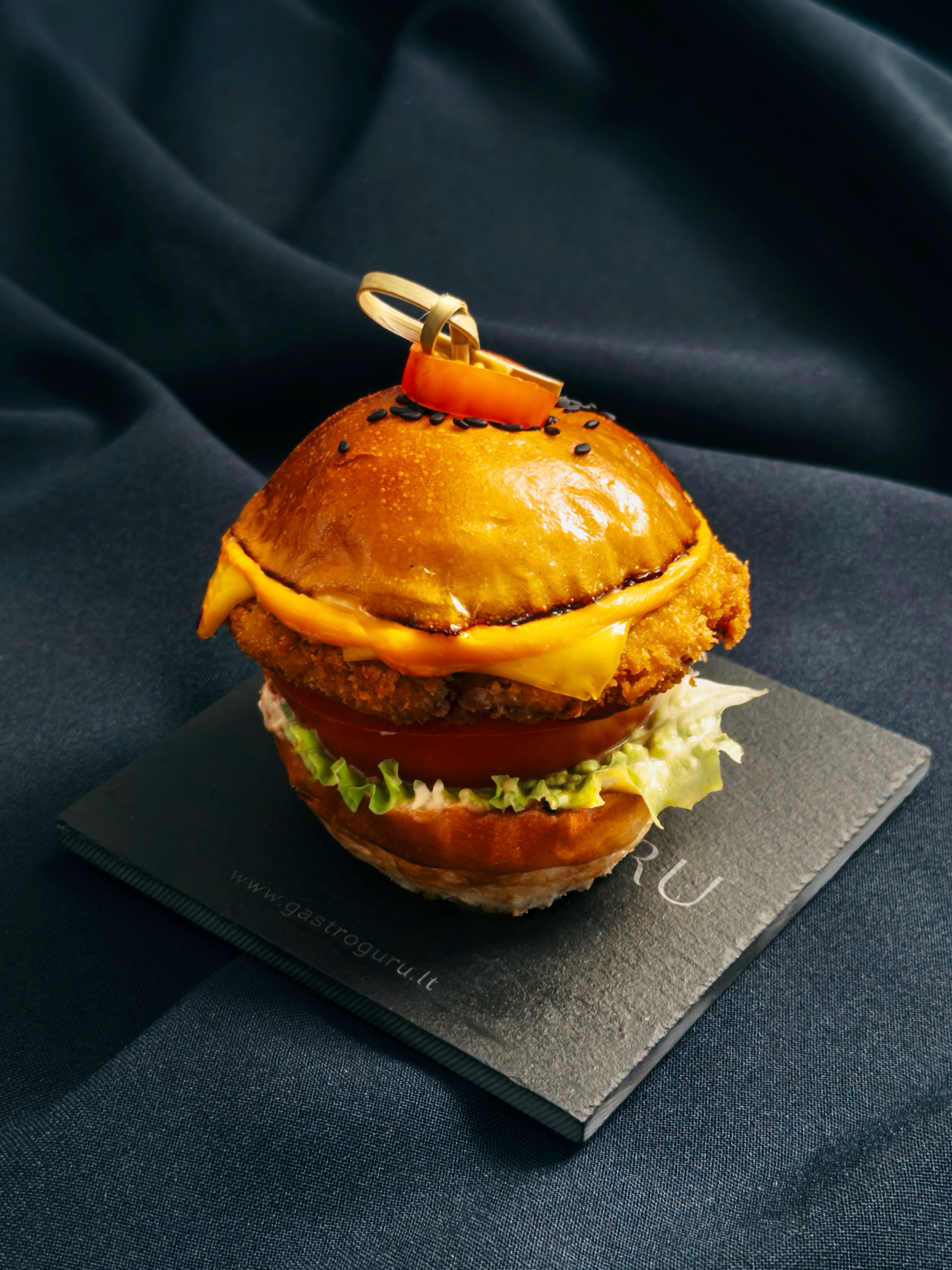 mini Burgeris su plėšyta kiauliena, vištiena arba jautiena, grybais