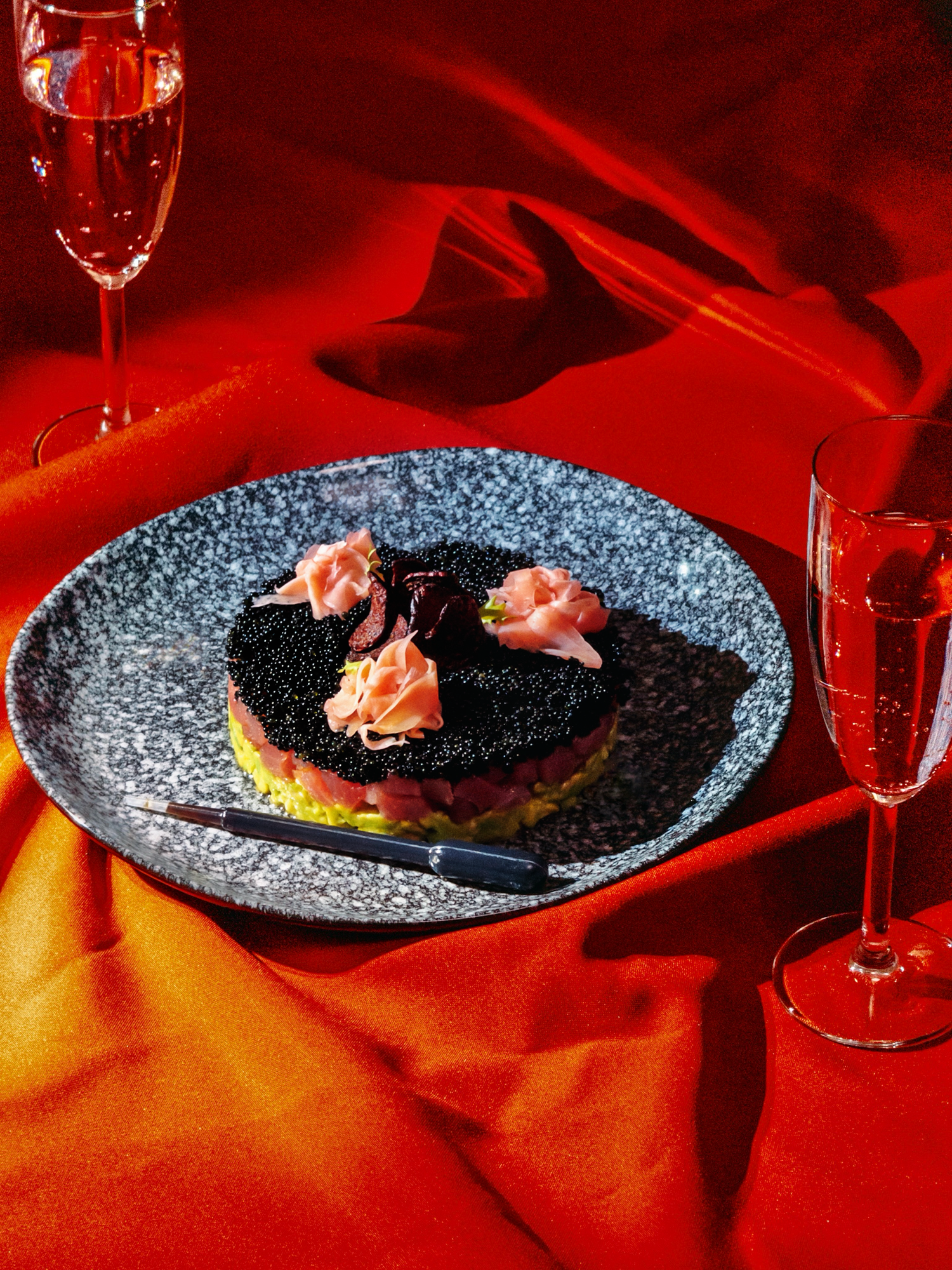 Tuno tartaras lekštėje ant raudono užtiesalo