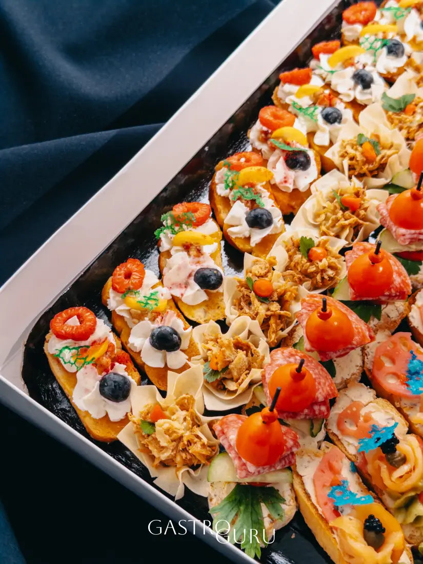 Gastro Guru vieno kąsnio užkandžiai, apkeptos duonelės su kremu, krepšeliai su įdaru