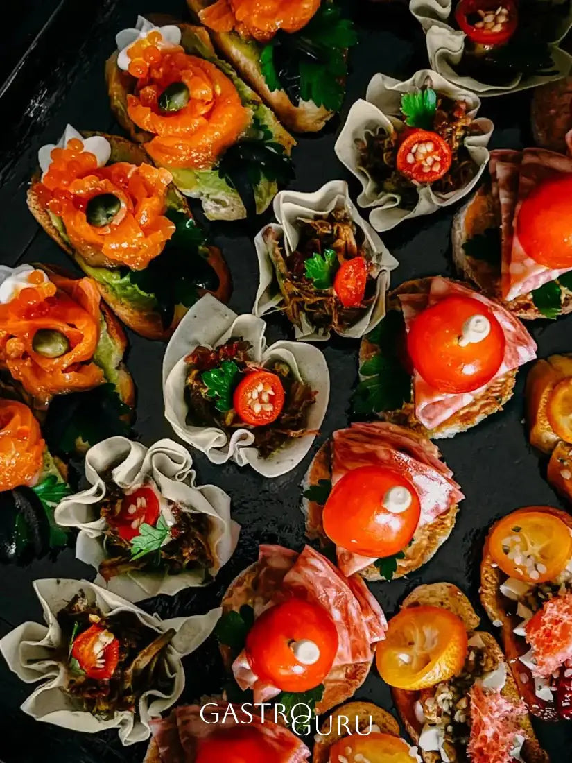 Skirtingų Vieno kąsnio užkandžių rinkinys, priartinta nuotrauka