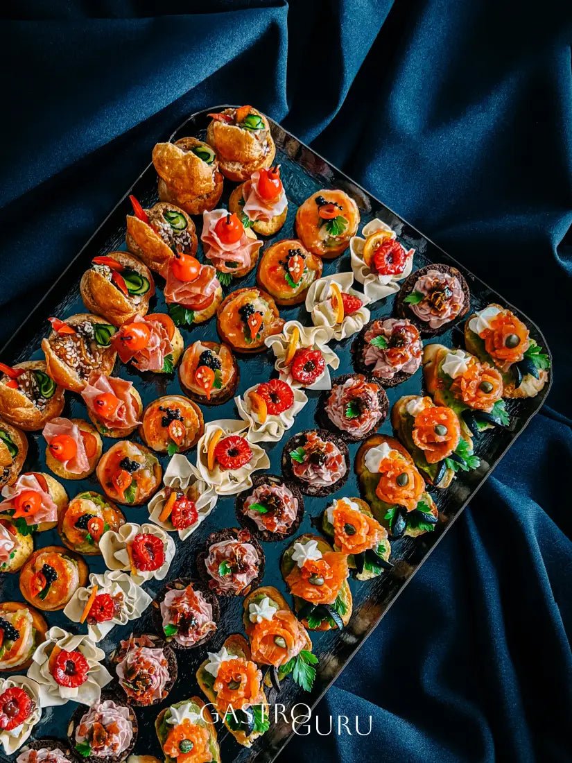 Vieno kąsnio užkandžių padėklas su įvairiais skoniais