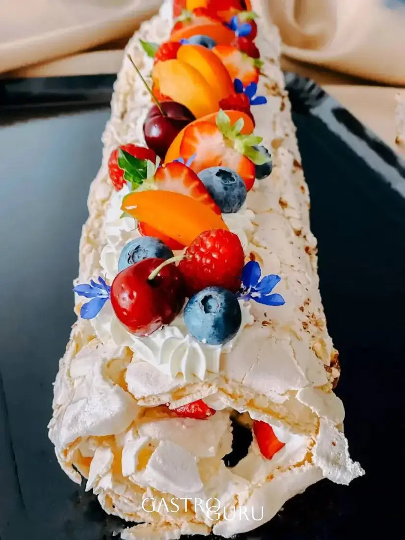 Morenginis vyniotinis Pavlova, su šviežiais vaisiais