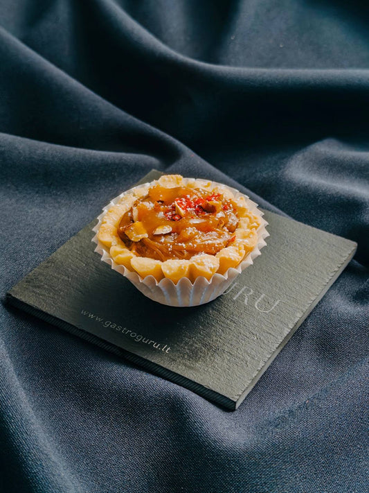 Rankų darbo tartaletė su sūdyta karamele ir riešutais