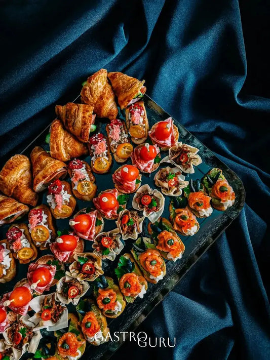 Vieno kąsnio užkandžių rinkinys, Vieno kąsnio užkandis su Lašiša, Įdarytas kruasanas, canape