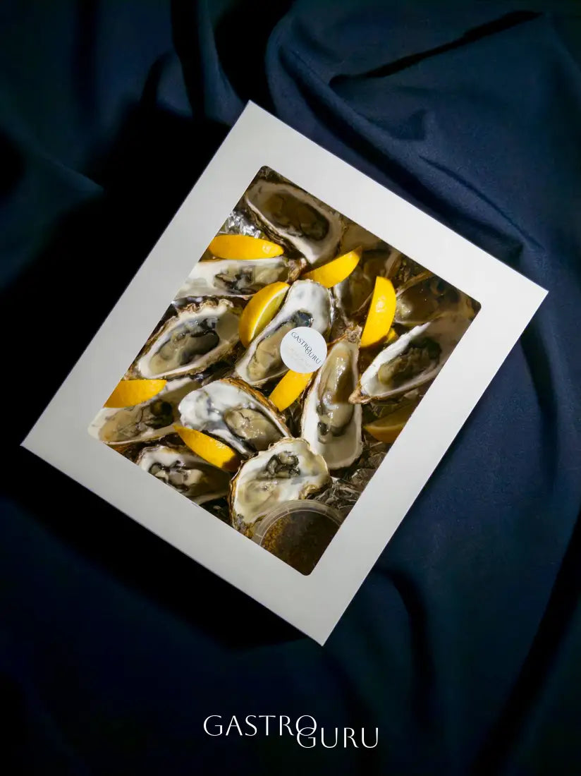 Šviežios, atidarytos austrės supakuotos premium dėžutėje